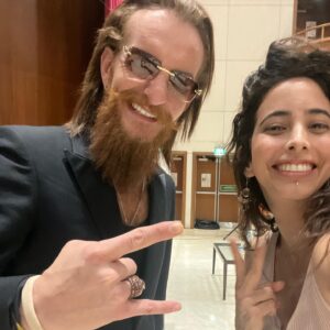 Samar Qupty Instagram - هالمشوار هاد كان بداي.
بداي لمشروع فنّي كبير ما بعرف حدود ولا دُوَل. بِعرف فنّ عربي راقي، جميل وصادق. 
بداي لتعاون مع اهم وأفخم وجوه الدراما العربّية، وجوه ربينا عليها، وكان لقاءها زي الحلم، والشّغل معها نوع من الاوفوريا.
بداي لفتح ابواب لجيل قادم، قوي، موهوب معتزّ بنفسه وبهويتُه، ليكون عنده فُرصة يكون مين ما هو كفنّان وكإنسان في أجواء بتحترمه، بتتقبّلُه وما بتطلب منّه الاعتذار. اجواء بتعطيه الفرصة الّي كنت اتمنّى وجودها إلي قبل ١٠ سنين لمّا فُتت عالم الفن.
فخورة وسعيدة وممتنّة اكون اليوم، سوا مع صديقي الفنّان الرائع اديب صفدي، في أكبر واوّل مشروع يعمل على بناء جسر فنّي بيننا وبين العالم العربي. ارسلنا مجموعة رائعة من شباب وصبايا مجتمعنا ليشاركو في ورشة حصريّة مع العملاقة الفنّانة منى واصف، ليعرفو انّو في أمل، في بَديل، وفي مجال يحسّو ونحِسّ جميعاً اننّا جزء، وانّو فنّنا وصوتنا راح يوصل عبر منصّات ترانا سواسية وأكثر. 
بالنّسبة لإلي كفناّنة يمكن مأقدرش اصلّح العالم، ولا اسيطر على كمّيات الوجع والقهر والظّلم الّي احنا موجودين فيه، بس بقدر أحارب انّو توصل كلمتي، وجودي، كياني وهويتي بالطريقة الّتي تليق بي، وهاد الباب الّي انفتح، بعد مجهود وطريق طويل، بسوى الف باب سكّروه بوجهي. 
هاي هي رسالتي. 
وبوجود زملاء معي زي اديب، وبكل تواضع،
الحدود هي السّماء @adeebsafadi
Hair by: @jozaf_hairdresser