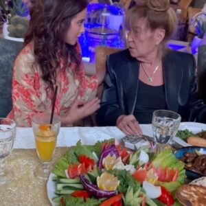 Samar Qupty Instagram - هالمشوار هاد كان بداي.
بداي لمشروع فنّي كبير ما بعرف حدود ولا دُوَل. بِعرف فنّ عربي راقي، جميل وصادق. 
بداي لتعاون مع اهم وأفخم وجوه الدراما العربّية، وجوه ربينا عليها، وكان لقاءها زي الحلم، والشّغل معها نوع من الاوفوريا.
بداي لفتح ابواب لجيل قادم، قوي، موهوب معتزّ بنفسه وبهويتُه، ليكون عنده فُرصة يكون مين ما هو كفنّان وكإنسان في أجواء بتحترمه، بتتقبّلُه وما بتطلب منّه الاعتذار. اجواء بتعطيه الفرصة الّي كنت اتمنّى وجودها إلي قبل ١٠ سنين لمّا فُتت عالم الفن.
فخورة وسعيدة وممتنّة اكون اليوم، سوا مع صديقي الفنّان الرائع اديب صفدي، في أكبر واوّل مشروع يعمل على بناء جسر فنّي بيننا وبين العالم العربي. ارسلنا مجموعة رائعة من شباب وصبايا مجتمعنا ليشاركو في ورشة حصريّة مع العملاقة الفنّانة منى واصف، ليعرفو انّو في أمل، في بَديل، وفي مجال يحسّو ونحِسّ جميعاً اننّا جزء، وانّو فنّنا وصوتنا راح يوصل عبر منصّات ترانا سواسية وأكثر. 
بالنّسبة لإلي كفناّنة يمكن مأقدرش اصلّح العالم، ولا اسيطر على كمّيات الوجع والقهر والظّلم الّي احنا موجودين فيه، بس بقدر أحارب انّو توصل كلمتي، وجودي، كياني وهويتي بالطريقة الّتي تليق بي، وهاد الباب الّي انفتح، بعد مجهود وطريق طويل، بسوى الف باب سكّروه بوجهي. 
هاي هي رسالتي. 
وبوجود زملاء معي زي اديب، وبكل تواضع،
الحدود هي السّماء @adeebsafadi
Hair by: @jozaf_hairdresser