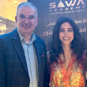 Samar Qupty Instagram - هالمشوار هاد كان بداي.
بداي لمشروع فنّي كبير ما بعرف حدود ولا دُوَل. بِعرف فنّ عربي راقي، جميل وصادق. 
بداي لتعاون مع اهم وأفخم وجوه الدراما العربّية، وجوه ربينا عليها، وكان لقاءها زي الحلم، والشّغل معها نوع من الاوفوريا.
بداي لفتح ابواب لجيل قادم، قوي، موهوب معتزّ بنفسه وبهويتُه، ليكون عنده فُرصة يكون مين ما هو كفنّان وكإنسان في أجواء بتحترمه، بتتقبّلُه وما بتطلب منّه الاعتذار. اجواء بتعطيه الفرصة الّي كنت اتمنّى وجودها إلي قبل ١٠ سنين لمّا فُتت عالم الفن.
فخورة وسعيدة وممتنّة اكون اليوم، سوا مع صديقي الفنّان الرائع اديب صفدي، في أكبر واوّل مشروع يعمل على بناء جسر فنّي بيننا وبين العالم العربي. ارسلنا مجموعة رائعة من شباب وصبايا مجتمعنا ليشاركو في ورشة حصريّة مع العملاقة الفنّانة منى واصف، ليعرفو انّو في أمل، في بَديل، وفي مجال يحسّو ونحِسّ جميعاً اننّا جزء، وانّو فنّنا وصوتنا راح يوصل عبر منصّات ترانا سواسية وأكثر. 
بالنّسبة لإلي كفناّنة يمكن مأقدرش اصلّح العالم، ولا اسيطر على كمّيات الوجع والقهر والظّلم الّي احنا موجودين فيه، بس بقدر أحارب انّو توصل كلمتي، وجودي، كياني وهويتي بالطريقة الّتي تليق بي، وهاد الباب الّي انفتح، بعد مجهود وطريق طويل، بسوى الف باب سكّروه بوجهي. 
هاي هي رسالتي. 
وبوجود زملاء معي زي اديب، وبكل تواضع،
الحدود هي السّماء @adeebsafadi
Hair by: @jozaf_hairdresser