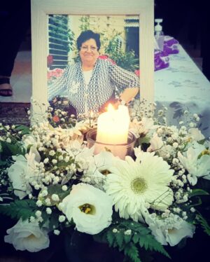 Samar Qupty Instagram - RIP to the soul who taught us unconditional love and forgiveness💔
الّي بعرفك والّي شافك مرّة واحدة بس بعرف شو انت يا ستّي... انسانة ببساطة عرفت سِرّ الحياة. عرفت كيف تخلّي كل الّي حواليها يحترموها ويقدروها بدون ما تِفرض نفسها، بدون نقطة إيچو او حاجة لإثبات اي اشي.. حنيّتك، طيبك قلبك وسلامك الدّاخلي بثّ للّي حواليكي هدوء مش طبيعي، هدوء قزّم المشاكل كلها قدّام المحبّة. كنت قدوة ومثال لامرأة جبّارة، عندها قدرة تأقلم رهيبة مع كل تغيير حواليها، تقبّل غير مشروط، حنيّة وسذاجة طفل وقوّة لبؤة. ستّي، كل اشي بنيتيه ما راح ضياعة انا بوعدك. شرّشتِ فينا كتير اشياء بدون ما تحاولي حتّى، بمجرّد وجودك وكونك انت مين انت. 
بحبّك تيتا. 
ولا حدا فينا كان متوقّع هاليوم ييجي. كنّا مفكرينك خالدة لانّك كنت ملاك عالارض.
واسّا صرت ملاك بالسما.