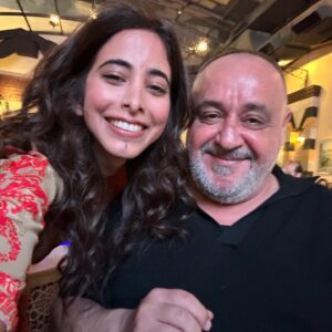 Samar Qupty Instagram - هالمشوار هاد كان بداي.
بداي لمشروع فنّي كبير ما بعرف حدود ولا دُوَل. بِعرف فنّ عربي راقي، جميل وصادق. 
بداي لتعاون مع اهم وأفخم وجوه الدراما العربّية، وجوه ربينا عليها، وكان لقاءها زي الحلم، والشّغل معها نوع من الاوفوريا.
بداي لفتح ابواب لجيل قادم، قوي، موهوب معتزّ بنفسه وبهويتُه، ليكون عنده فُرصة يكون مين ما هو كفنّان وكإنسان في أجواء بتحترمه، بتتقبّلُه وما بتطلب منّه الاعتذار. اجواء بتعطيه الفرصة الّي كنت اتمنّى وجودها إلي قبل ١٠ سنين لمّا فُتت عالم الفن.
فخورة وسعيدة وممتنّة اكون اليوم، سوا مع صديقي الفنّان الرائع اديب صفدي، في أكبر واوّل مشروع يعمل على بناء جسر فنّي بيننا وبين العالم العربي. ارسلنا مجموعة رائعة من شباب وصبايا مجتمعنا ليشاركو في ورشة حصريّة مع العملاقة الفنّانة منى واصف، ليعرفو انّو في أمل، في بَديل، وفي مجال يحسّو ونحِسّ جميعاً اننّا جزء، وانّو فنّنا وصوتنا راح يوصل عبر منصّات ترانا سواسية وأكثر. 
بالنّسبة لإلي كفناّنة يمكن مأقدرش اصلّح العالم، ولا اسيطر على كمّيات الوجع والقهر والظّلم الّي احنا موجودين فيه، بس بقدر أحارب انّو توصل كلمتي، وجودي، كياني وهويتي بالطريقة الّتي تليق بي، وهاد الباب الّي انفتح، بعد مجهود وطريق طويل، بسوى الف باب سكّروه بوجهي. 
هاي هي رسالتي. 
وبوجود زملاء معي زي اديب، وبكل تواضع،
الحدود هي السّماء @adeebsafadi
Hair by: @jozaf_hairdresser