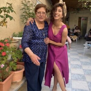 Samar Qupty Instagram - RIP to the soul who taught us unconditional love and forgiveness💔
الّي بعرفك والّي شافك مرّة واحدة بس بعرف شو انت يا ستّي... انسانة ببساطة عرفت سِرّ الحياة. عرفت كيف تخلّي كل الّي حواليها يحترموها ويقدروها بدون ما تِفرض نفسها، بدون نقطة إيچو او حاجة لإثبات اي اشي.. حنيّتك، طيبك قلبك وسلامك الدّاخلي بثّ للّي حواليكي هدوء مش طبيعي، هدوء قزّم المشاكل كلها قدّام المحبّة. كنت قدوة ومثال لامرأة جبّارة، عندها قدرة تأقلم رهيبة مع كل تغيير حواليها، تقبّل غير مشروط، حنيّة وسذاجة طفل وقوّة لبؤة. ستّي، كل اشي بنيتيه ما راح ضياعة انا بوعدك. شرّشتِ فينا كتير اشياء بدون ما تحاولي حتّى، بمجرّد وجودك وكونك انت مين انت. 
بحبّك تيتا. 
ولا حدا فينا كان متوقّع هاليوم ييجي. كنّا مفكرينك خالدة لانّك كنت ملاك عالارض.
واسّا صرت ملاك بالسما.