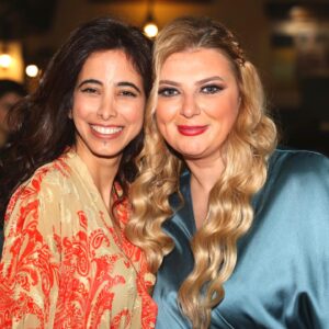 Samar Qupty Instagram - هالمشوار هاد كان بداي.
بداي لمشروع فنّي كبير ما بعرف حدود ولا دُوَل. بِعرف فنّ عربي راقي، جميل وصادق. 
بداي لتعاون مع اهم وأفخم وجوه الدراما العربّية، وجوه ربينا عليها، وكان لقاءها زي الحلم، والشّغل معها نوع من الاوفوريا.
بداي لفتح ابواب لجيل قادم، قوي، موهوب معتزّ بنفسه وبهويتُه، ليكون عنده فُرصة يكون مين ما هو كفنّان وكإنسان في أجواء بتحترمه، بتتقبّلُه وما بتطلب منّه الاعتذار. اجواء بتعطيه الفرصة الّي كنت اتمنّى وجودها إلي قبل ١٠ سنين لمّا فُتت عالم الفن.
فخورة وسعيدة وممتنّة اكون اليوم، سوا مع صديقي الفنّان الرائع اديب صفدي، في أكبر واوّل مشروع يعمل على بناء جسر فنّي بيننا وبين العالم العربي. ارسلنا مجموعة رائعة من شباب وصبايا مجتمعنا ليشاركو في ورشة حصريّة مع العملاقة الفنّانة منى واصف، ليعرفو انّو في أمل، في بَديل، وفي مجال يحسّو ونحِسّ جميعاً اننّا جزء، وانّو فنّنا وصوتنا راح يوصل عبر منصّات ترانا سواسية وأكثر. 
بالنّسبة لإلي كفناّنة يمكن مأقدرش اصلّح العالم، ولا اسيطر على كمّيات الوجع والقهر والظّلم الّي احنا موجودين فيه، بس بقدر أحارب انّو توصل كلمتي، وجودي، كياني وهويتي بالطريقة الّتي تليق بي، وهاد الباب الّي انفتح، بعد مجهود وطريق طويل، بسوى الف باب سكّروه بوجهي. 
هاي هي رسالتي. 
وبوجود زملاء معي زي اديب، وبكل تواضع،
الحدود هي السّماء @adeebsafadi
Hair by: @jozaf_hairdresser