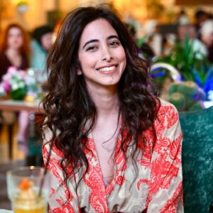 Samar Qupty Instagram - هالمشوار هاد كان بداي.
بداي لمشروع فنّي كبير ما بعرف حدود ولا دُوَل. بِعرف فنّ عربي راقي، جميل وصادق. 
بداي لتعاون مع اهم وأفخم وجوه الدراما العربّية، وجوه ربينا عليها، وكان لقاءها زي الحلم، والشّغل معها نوع من الاوفوريا.
بداي لفتح ابواب لجيل قادم، قوي، موهوب معتزّ بنفسه وبهويتُه، ليكون عنده فُرصة يكون مين ما هو كفنّان وكإنسان في أجواء بتحترمه، بتتقبّلُه وما بتطلب منّه الاعتذار. اجواء بتعطيه الفرصة الّي كنت اتمنّى وجودها إلي قبل ١٠ سنين لمّا فُتت عالم الفن.
فخورة وسعيدة وممتنّة اكون اليوم، سوا مع صديقي الفنّان الرائع اديب صفدي، في أكبر واوّل مشروع يعمل على بناء جسر فنّي بيننا وبين العالم العربي. ارسلنا مجموعة رائعة من شباب وصبايا مجتمعنا ليشاركو في ورشة حصريّة مع العملاقة الفنّانة منى واصف، ليعرفو انّو في أمل، في بَديل، وفي مجال يحسّو ونحِسّ جميعاً اننّا جزء، وانّو فنّنا وصوتنا راح يوصل عبر منصّات ترانا سواسية وأكثر. 
بالنّسبة لإلي كفناّنة يمكن مأقدرش اصلّح العالم، ولا اسيطر على كمّيات الوجع والقهر والظّلم الّي احنا موجودين فيه، بس بقدر أحارب انّو توصل كلمتي، وجودي، كياني وهويتي بالطريقة الّتي تليق بي، وهاد الباب الّي انفتح، بعد مجهود وطريق طويل، بسوى الف باب سكّروه بوجهي. 
هاي هي رسالتي. 
وبوجود زملاء معي زي اديب، وبكل تواضع،
الحدود هي السّماء @adeebsafadi
Hair by: @jozaf_hairdresser