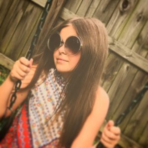 Samara Lee Instagram - Summer daze ☀️ ✌🏻❤️ @betseyjohnson