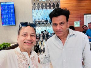 Sameksha Instagram - मुम्बई से दिल्ली की उड़ान, हवाई अड्डा विश्राम गृह में भाई मनोज वाजपेयी @bajpayee.manoj के साथ कुछ पल, खेत, वृक्ष, गौशाला पर सुखद चर्चा हुई, हमारा फ़ार्म  भी लोनावाला में, भाई का भी पास ही में, असली लोगों की बात ही अनन्य, 
आप सभी से अनुरोध है कि मनोज भैया अभिनीत फ़िल्म भैया जी, #BhaiyaJi जिसके प्रोडूसर भी हमारे भाई @vinod.bhanushali तथा हमारी मित्र @iamsameksha हैं, सब देखना, और बाक़ियों को भी दिखाना॥