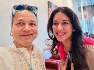 Sameksha Instagram - मुम्बई से दिल्ली की उड़ान, हवाई अड्डा विश्राम गृह में भाई मनोज वाजपेयी @bajpayee.manoj के साथ कुछ पल, खेत, वृक्ष, गौशाला पर सुखद चर्चा हुई, हमारा फ़ार्म  भी लोनावाला में, भाई का भी पास ही में, असली लोगों की बात ही अनन्य, 
आप सभी से अनुरोध है कि मनोज भैया अभिनीत फ़िल्म भैया जी, #BhaiyaJi जिसके प्रोडूसर भी हमारे भाई @vinod.bhanushali तथा हमारी मित्र @iamsameksha हैं, सब देखना, और बाक़ियों को भी दिखाना॥