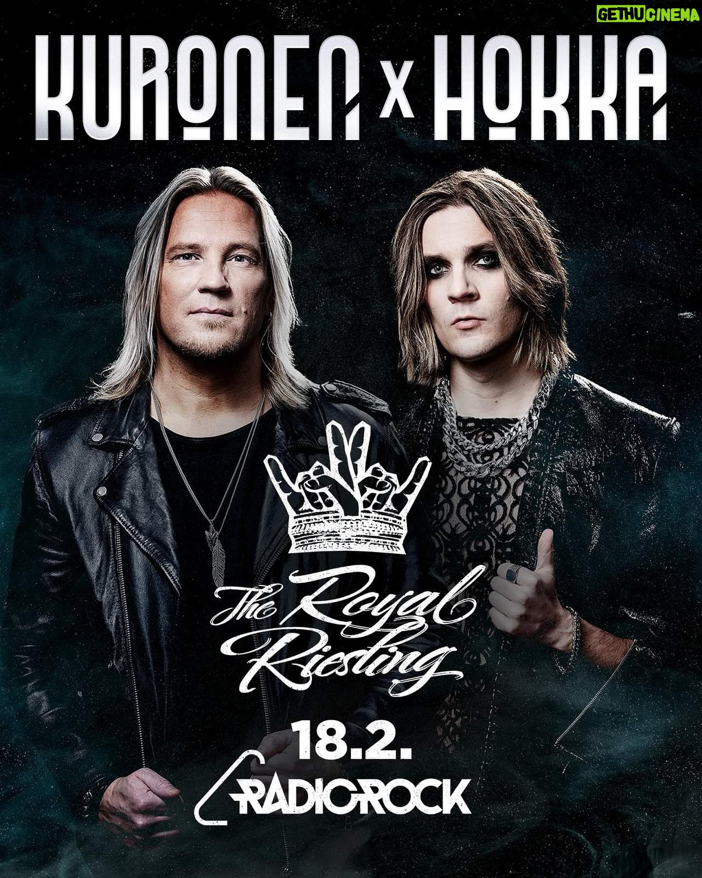 Sami Kuronen - 5K Likes - Yhteinen viini ja radioshow 🔥🔥🔥
Yhdistämme @joelhokka kanssa voimamme kahden yhteisen intohimokohteemme tiimoilta. Helmikuussa Alkon tilausvalikoimaan saapuu The Royal Riesling -valkoviini ja Radio Rockille kaksi vuosikymmentä yhteen niputtava radio-ohjelma Kasari vs. Nollari.
KURONEN X HOKKA - The Royal Riesling
Tyylikäs, rockasennetta tihkuva The Royal Riesling tulee Saksasta suositulta Moselin alueelta. Se on kuiva, keskihapokas, yrttinen, mineraalinen ja viheromenainen valkoviini. Viini sopii täydellisesti pikkusuolaisten alkupalojen, pastojen, sushin, kala- ja äyriäisherkkujen sekä rockmusiikin kavereiksi.
KASARI vs. NOLLARI
Rockmusiikin erikoisohjelmassa fiilistellään kahden eri aikakauden mestariteoksia.
Oma musiikillinen heräämiseni tapahtui kultaisella 1980-luvulla ja kyseisen vuosikymmenen rock on mun mielestä edelleen maailman parasta musaa. Joel taas tuntee tämän vuosituhannen rymistelyt ja on paras mahdollinen matkaopas itselleni suht vieraaseen genreen.
Parhaat ideat syntyvät usein viinilasin äärellä. Kun maistelimme tulevaa viiniämme ensimmäistä kertaa, fiilistelimme tutulla aiheella, rakkaimmilla rockin vuosikymmenillä. Ajatus yhteisestä radio-ohjelmasta syntyi ennen kuin lasit ehtivät tyhjäksi!
Kasari vs. Nollari Radio Rockilla sunnuntaisin klo 18-20 18.2.2024 alkaen.
Uusinnat ke klo 20-22
The Royal Riesling Alkon tilausvalikoimassa helmikuun lopulla TBA
@radiorocksuomi #theroyalriesling #radiorock #joelhokka