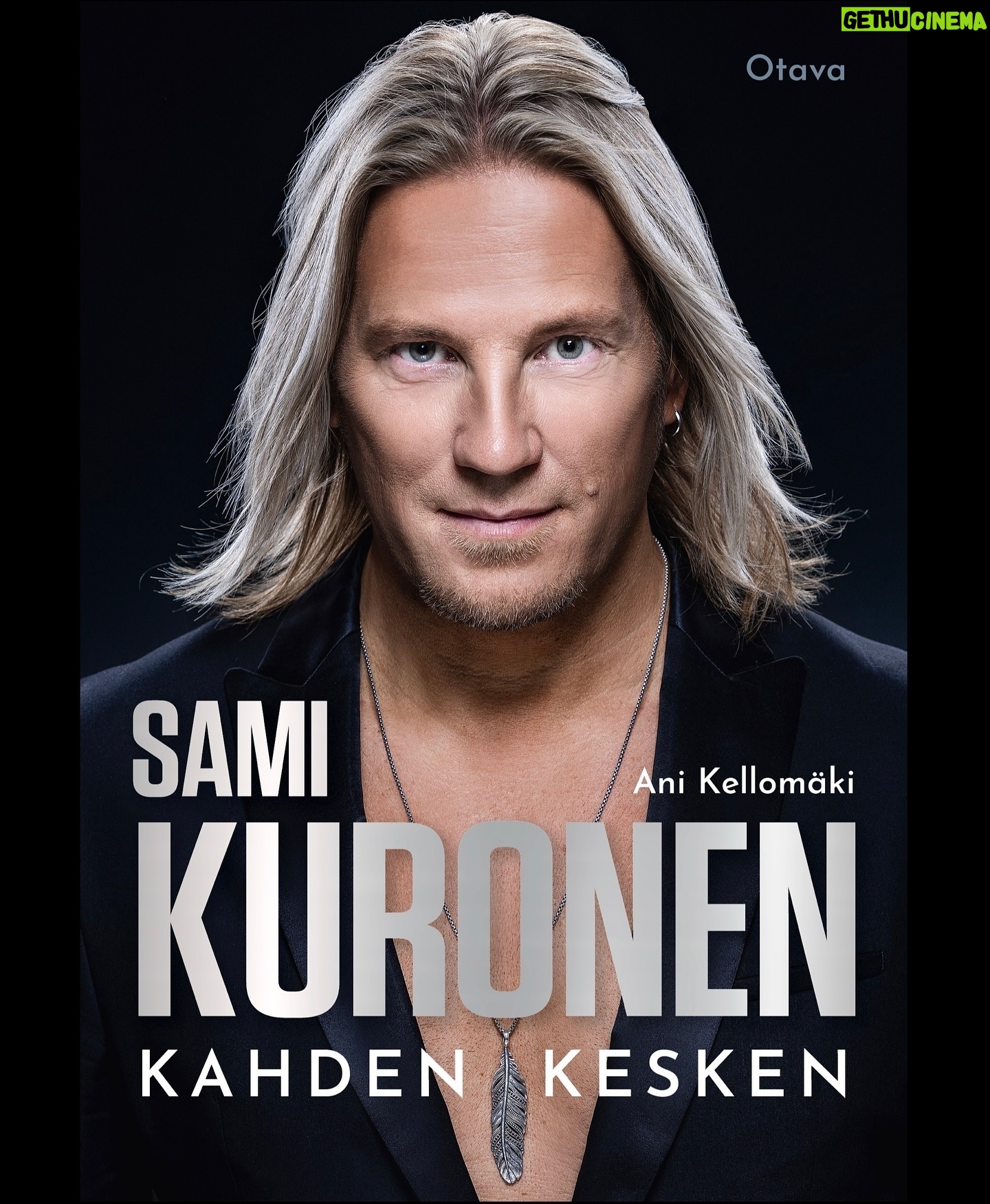 Sami Kuronen - 4.2K Likes - 50 vuotta! Puoli vuosisataa. 18 262 päivää.
Voisin yrittää tiivistää tähän mitä kaikkea noihin vuosikymmeniin mahtuu, mutta se olisi mahdoton tehtävä. Se ei olisi myöskään rehellinen tarina.
Olen avannut tähänastista elämääni viimeiset puoli vuotta upealle Ani Kellomäelle, joka kirjoittaa minusta elämäkertaa. Se julkaistaan heti kesän jälkeen.
Olen kertonut hänelle elämästäni kaiken. Myös asioita joista en ole puhunut edes läheisilleni. Lisäksi Ani on haastatellut useita, elämääni tärkeällä tavalla liittyviä ihmisiä.
Sen pohjalta on rakentumassa kirja, jossa olen avoimempi kuin koskaan.
Se oli ainut tapa lähteä tähän mukaan.
Syksyllä haluan olla kanssasi kahden kesken ja kertoa millaisen elämän olen tähän mennessä saanut elää ❤️
#kahdenkesken @otavankirjat #elämäkerta @anikellomaki