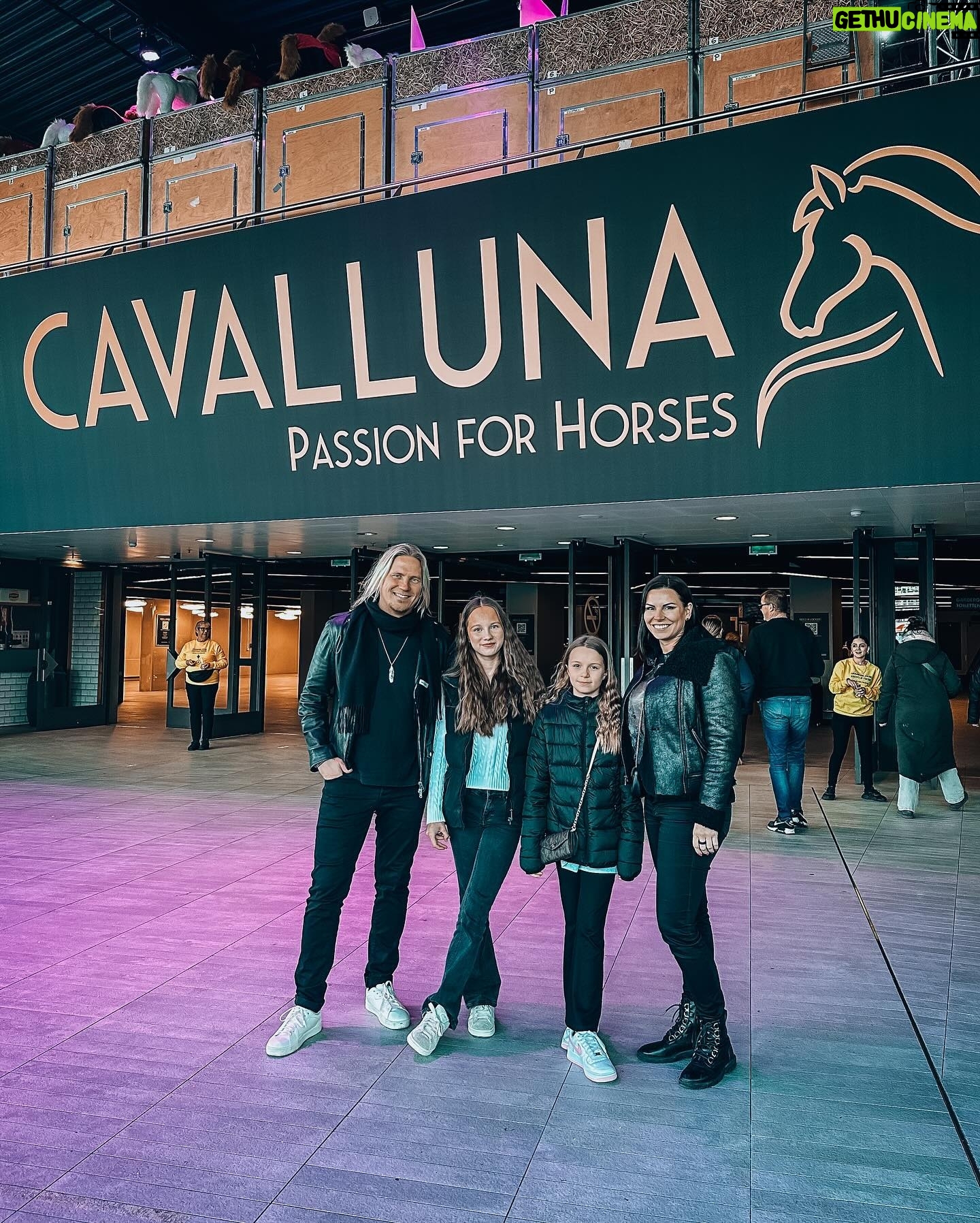 Sami Kuronen - 3.4K Likes - Kaupallinen yhteistyö ja arvonta! @livenationfi Cavallunan uusi Land of A Thousand Dreams -hevosshow saapuu Helsingin jäähalliin 11.–12.5.2024!
ARVONTA SUORITETTU!
Onnea Maria!
Päästiin Oonan kanssa kokemaan se Rotterdamissa jo ennakkoon. Reilu pari tuntia sujahti kuuluisana H-Moilasena monttu auki. Mieletöntä taituruutta noin 60 hevosen ja 30 huippuratsastajan voimin. Muina heppatyttöinä päästiin moikkaamaan myös itse tähtiä!
Sain lisäksi kaksi lippua Helsingin päivänäytökseen sunnuntaille 12.5. ja haluan arpoa ne nyt teidän kesken.
Kerro kommentteihin kolmella emojilla mikä sun fiilis on just nyt ja kenen kanssa haluaisit mennä ihastelemaan tätä spektaakkelia!
Arvonta suoritetaan ke 27.3.
Kiitos @cavalluna.official ja Oona @marivalosaari Mila ja @equestriannoranorrlin matkaseurasta🙏☀️
#cavalluna #equestrian #horses
