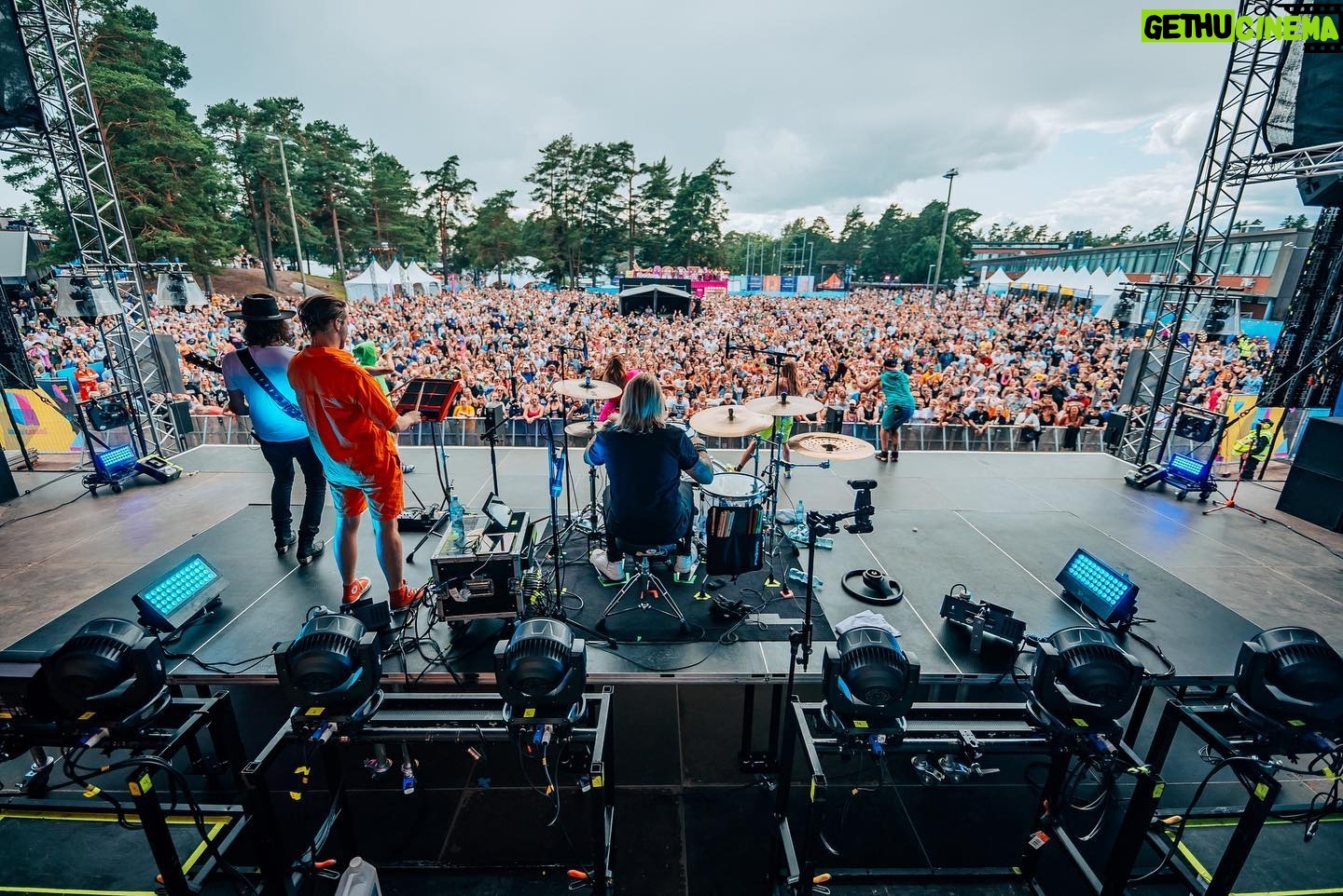 Sami Kuronen - 5K Likes - Tänään toteutui yksi iso unelma 🔥 Pieni rumpalipoika sisälläni oli haaveillut jo pitkään, että pääsisi vielä joskus soittamaan isolle lavalle. Teininä paukuttelin rumpuja eri bändeissäkin, mutta muutamia yksittäisiä jammailuita lukuunottamatta kapulat ovat olleet naftaliinissa kohta 30 vuotta! Aivan järjettömän iso kiitos @portionboysofficial heittäytymisestä ja ikimuistoisesta mahdollisuudesta! Ootte puhdasta kultaa ❤️
Kiitos myös monituhatpäinen @tikkurilafestivaali n jengi! Elämä on just nyt aika ihanaa!!
📷: @attemalaska