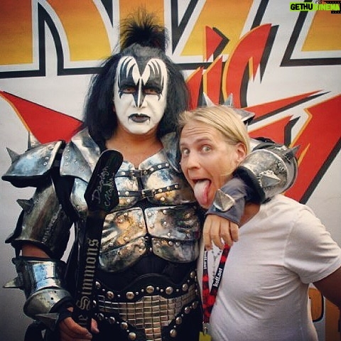 Sami Kuronen - 2.8K Likes - Kiitos Kiss 🤘🏻
Yksi rockhistorian ikonisimmista bändeistä soitti viime yönä 50-vuotisen uransa viimeisen keikan. Kiss sai minutkin rakastumaan rockmusiikkiin. Vaikka ensikohtaamisellamme 80-luvulla maskit oli hetkellisesti riisuttu, puhutteli bändin sarjakuvamainen habitus pikku-Samia julistein ja lehtileikkein. Niitä metsästettiin kaikista mahdollisista musiikkilehdistä ja näyttäviä musiikivideoita kytättiin repeatilla VHS-nauhoilta. Kiss asetti rockshown standardit ihan omalle levelilleen. Muutaman kerran pääsin kokemaan sen myös livenä.
Kesäkuussa 2010 sain haastatella bändiä Nelosen uutisiin. Se oli yksi ikimuistoisimpia työkeikkojani. @genesimmons päätyi aikoinaan myös iholleni kun otin ensimmäistä tatuointiani. Haastattelun jälkeen mestari hyväksyi leiman allekirjoituksellaan.
Eilisen keikan päätteeksi he ilmoittivat, että Kissin tarina jatkuu tekoälyn ja avatarhahmojen voimin.
Ajatus herättää tällä hetkellä ristiriitaisia tunteita. Toisaalta Kiss, joka mikä on kuin luotu elämään ikuisesti.
#endoftheroad @kissonline