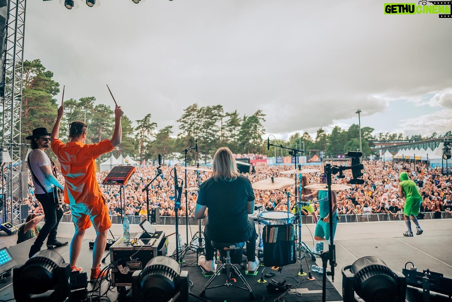 Sami Kuronen - 5K Likes - Tänään toteutui yksi iso unelma 🔥 Pieni rumpalipoika sisälläni oli haaveillut jo pitkään, että pääsisi vielä joskus soittamaan isolle lavalle. Teininä paukuttelin rumpuja eri bändeissäkin, mutta muutamia yksittäisiä jammailuita lukuunottamatta kapulat ovat olleet naftaliinissa kohta 30 vuotta! Aivan järjettömän iso kiitos @portionboysofficial heittäytymisestä ja ikimuistoisesta mahdollisuudesta! Ootte puhdasta kultaa ❤️
Kiitos myös monituhatpäinen @tikkurilafestivaali n jengi! Elämä on just nyt aika ihanaa!!
📷: @attemalaska