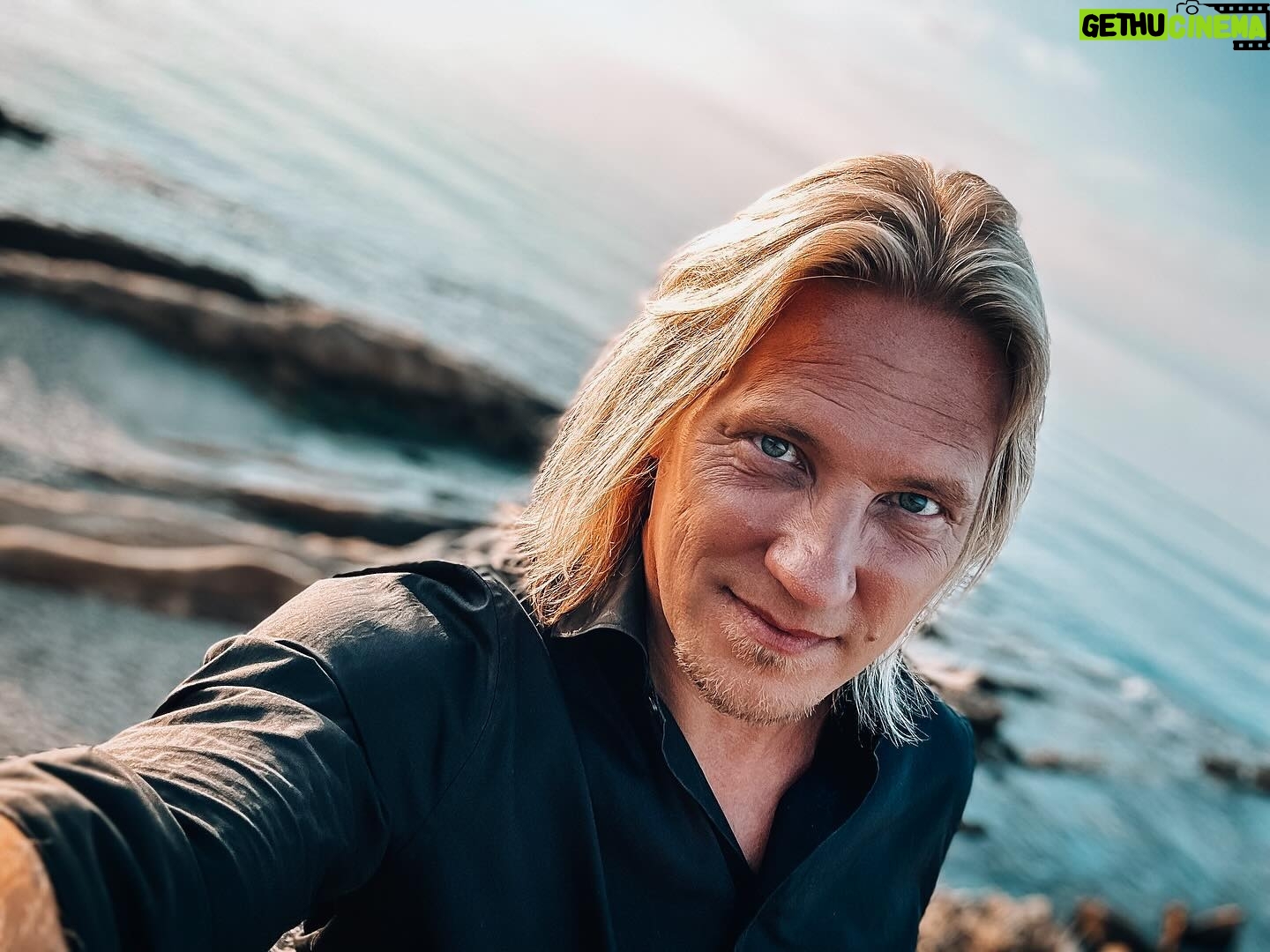 Sami Kuronen - 3.2K Likes - Hola! Tänään alkaa jo 12.s Tempparikausi🔥
Ohjelma on pitänyt pintansa kaikki nämä vuodet ja on edelleen Suomen suurin parisuhdereality!
Kiitos siitä kaikille teille, jotka olette ohjelman löytäneet🙏🏻
Otin tämän kuvan auringonnousun aikaan, hetkeä ennen alkujuonnon kuvaamista. Sinä aamuna herätys oli klo 04.00, jonka jälkeen aamupala, maski ja tunnin ajomatka kuvauspaikalle. Valmiudessa piti olla hyvissä ajoin ennen aamun sarastusta.
Alkujuonnossa on neljä asiaa, jotka ovat olleet mukana alusta saakka. ”Luottamus, rakkaus, onni, yhteinen tulevaisuus.”
Jokainen käsikirjoittaja on yrittänyt aina vähän muuttaa avausreplaa. Kaikkea muuta olen ollut valmis muokkaamaan, mutta noita sanoja en. Se on mun hittibiisin kertosäe, jonka kuuluu mennä joka kerta samalla tavalla. Eihän Bon Jovikaan vedä Livin’ On A Prayeria keikoillaan eri sanoin😊
Lisäksi noihin sanoihin kiteytyy se minkä testaamisesta ohjelmassa on pohjimmiltaan kyse.
Nautinnollista Tempparitalvea☀️
@tisuomi @nelonen @ruutu