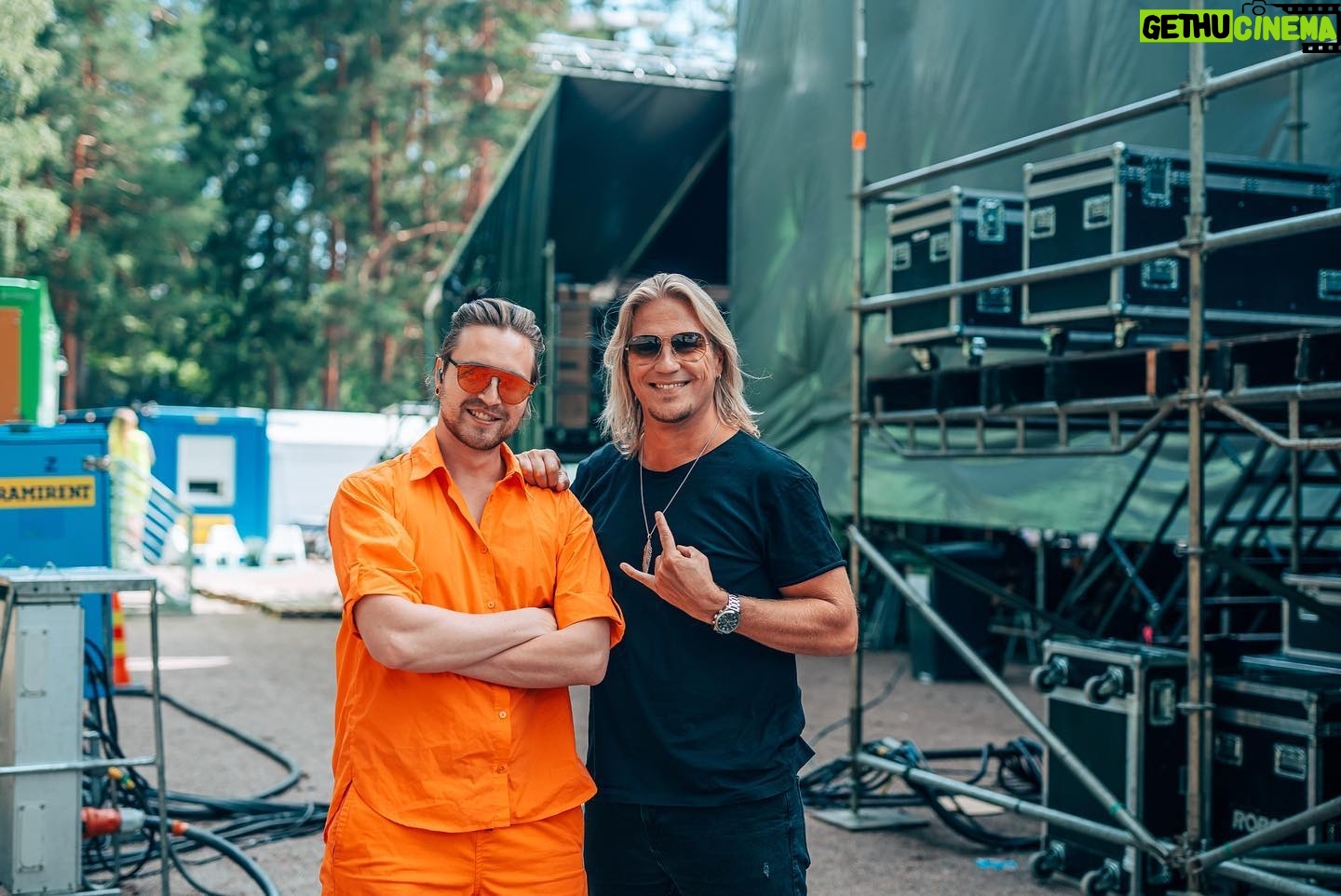 Sami Kuronen - 5K Likes - Tänään toteutui yksi iso unelma 🔥 Pieni rumpalipoika sisälläni oli haaveillut jo pitkään, että pääsisi vielä joskus soittamaan isolle lavalle. Teininä paukuttelin rumpuja eri bändeissäkin, mutta muutamia yksittäisiä jammailuita lukuunottamatta kapulat ovat olleet naftaliinissa kohta 30 vuotta! Aivan järjettömän iso kiitos @portionboysofficial heittäytymisestä ja ikimuistoisesta mahdollisuudesta! Ootte puhdasta kultaa ❤️
Kiitos myös monituhatpäinen @tikkurilafestivaali n jengi! Elämä on just nyt aika ihanaa!!
📷: @attemalaska