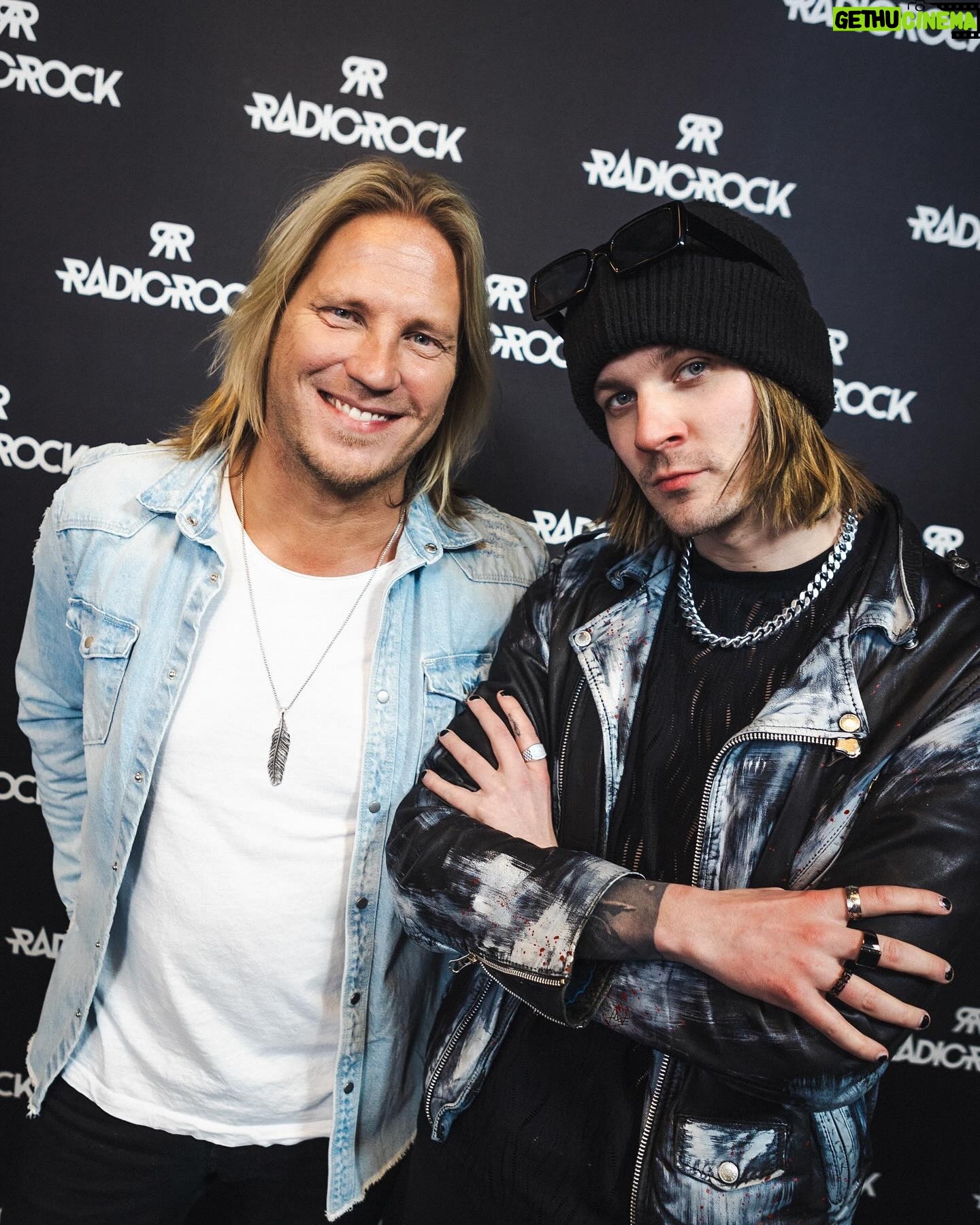 Sami Kuronen - 3.9K Likes - Sunnuntaina se starttaa: Kasari vs. Nollari!🤜🤛 Tapetilla 80-luvun ja vuosituhannen vaihteen rock-musiikki, studiossa nämä kaksi herraa, Joel Hokka sekä Sami Kuronen. Ootko kuulolla?
Radio Rock sunnuntaisin klo 18-20.
#radiorock #kasarivsnollari @samikuronen @joelhokka