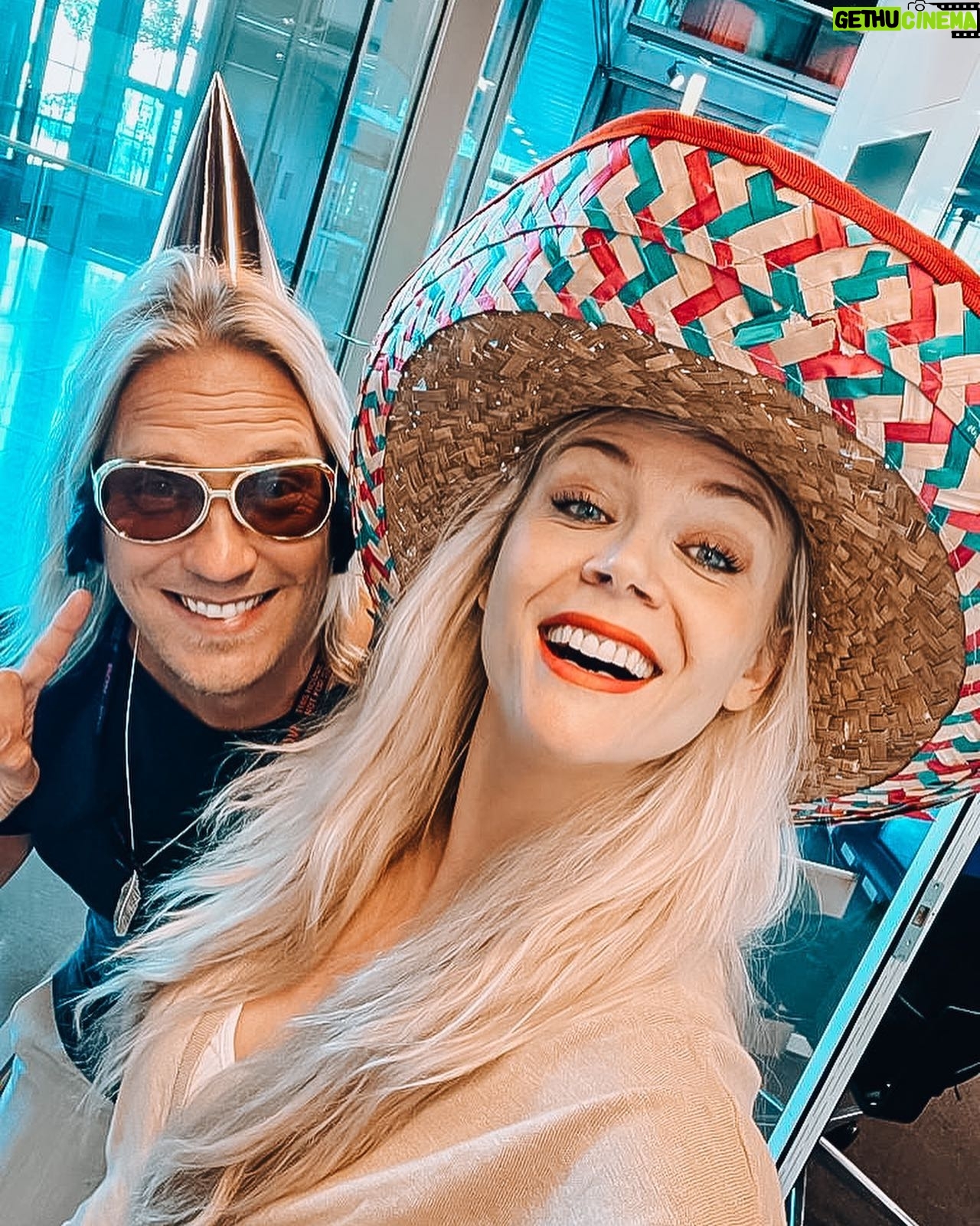 Sami Kuronen - 3.1K Likes - Ihanaa viikonloppua ☀️
Oli huippua tehdä radiota taas pitkästä aikaa!
Kiitos @lainesusanna kun pyysit mukaan 🙏🏻
@radiosuomipop #kesätähdet
1. kuva: @paulatavasti