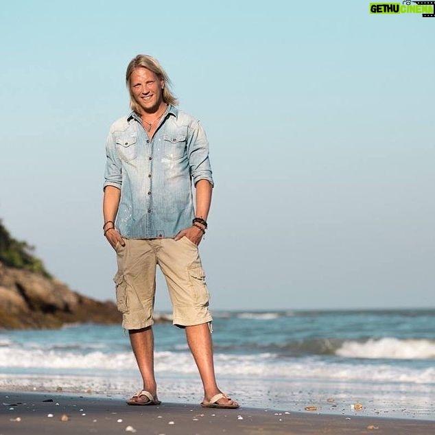 Sami Kuronen - 5.1K Likes - Tänään kahdeksan vuotta siitä kun Temppareiden eka jakso nähtiin TV:ssä.
Ennen kuvausten alkua taisin sanoa, että mikäli onnistumme hyvin saadaan tehdä toinenkin toinen kausi, mutta parhaassakin tapauksessa tällainen formaatti tuskin kantaa kolmea kautta pidemmälle. Nyt 11 kautta ja 242 jaksoa myöhemmin totean ilolla, että välillä on ihanaa olla totaalisen väärässä.
Temppareista tuli valtava ilmiö ja Suomen puhutuin parisuhdereality. Ekalla kaudella syntyivät mm. legendaariset lausahdukset ”kävikö kettu kolossa” ja ”liha on heikkoa”. Pari minuuttia ennen alkujuonnon kuvaamista (kuva2) päätin levittää kädet kun sanon: ”Tämä on Temptation Island Suomi”. Reilun parin kuukauden kuluttua käsiä taas levitellään ja kamera käy.
@tisuomi #tisuomi #tempationisland @nelonen @ruutu