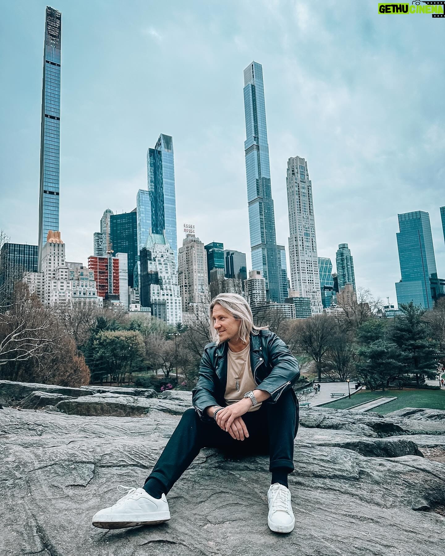 Sami Kuronen - 3.6K Likes - New York 🗽
Mainos: @tjareborg
Olin kaupungissa nyt kolmatta kertaa ja uskallan antaa jo muutaman vinkin/suosituksen.
1. Parasta on laittaa aamulla hyvät kengät jalkaan ja lähteä kävelemään pitkin Manhattania. Kaupunki itsessään on nähtävyys ja sen kokee parhaiten kävellen.
2. Manhattanilla on monet kasvot. Time Squaren syke ja värivalot, Greenwich Villagen idyllisyys, Sohon boheemius tai Central Parkin seesteisyys vain muutamina esimerkkeinä. Kaupunginosa ja sen luonne on hyvä huomioida myös hotellivalinnassa.
3. Metroverkosto on laaja ja toimii hyvin. Metrokortti kanttaa hankkia jos käyttää paljon. Muutaman yksittäisen matkan kuittaa helposti vilauttamalla portilla pankkikorttia.
4. Kaupunki kannattaa nähdä myös ylhäältä alas. Omat näköalasuosikit järjestyksessä: Top Of The Rock, The Summit, Edge. (Empire State Buildingissa en ole käynyt).
5. Muut suositeltavat kohteet: Brooklyn Bridge, 9/11 memorial & museum, Central Park, Soho, Greenwich Village, risteily vapauden patsaalle, Madison Square Garden joko NHL, NBA tai konsertti, musikaalit Broadwaylla, Roosevelt Island Tram, The Highline, Harlem…
6. Syöminen ja juominen on Nykissä lähtökohtaisesti kalliimpaa kuin Suomessa. Pikaruokaa saa suht edullisesti. Runsas aamiainen / brunssi hotellilla tai kivassa kahvilassa, kevyt välipala esim. Delistä illallinen riittää hyvin ja saat pidettyä kulut jotenkin kurissa.
7. Tipit ja erilaiset verot voivat yllättää. Varsinkaan veroissa ei tunnu olevan mitään selkeä logiikkaa. Kannattaa jättää budjettiin pelivaraa näille.
8. Tällä kertaa löytyi Tjäreborgin kautta hotelliksi WestHouse Hotel. Erinomainen aamupala, loistava sijainti, metropysäkki ulko-oven vieressä ja ystävällinen henkilökunta. Huoneen hintaan lisätään asukasmaksu. n. 50€/henk/yö, jota alkuun ihmettelin, mutta se osoittautui lopulta käteväksi. Sisälsi aamupalan ja tapashenkisen illallisen viineineen ja oluineen. Lisäksi kellon ympäri sai hakea kahvia ja alkoholittomia juomia veloituksetta! Voin suositella!
Videoita ja lisää vinkkejä kohokohdissa💛
Ihan vaan FYI. Kannabis laillistettiin kaupungissa reilu pari vuotta sitten. Marisätkä tuoksuukin lähes jokaisessa kadunkulmassa🤔
#newyork #lomaefekti