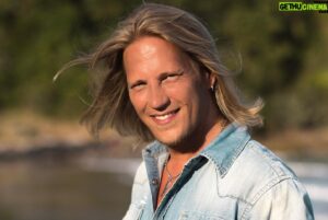 Sami Kuronen Instagram - Tänään kahdeksan vuotta siitä kun Temppareiden eka jakso nähtiin TV:ssä.
Ennen kuvausten alkua taisin sanoa, että mikäli onnistumme hyvin saadaan tehdä toinenkin toinen kausi, mutta parhaassakin tapauksessa tällainen formaatti tuskin kantaa kolmea kautta pidemmälle. Nyt 11 kautta ja 242 jaksoa myöhemmin totean ilolla, että välillä on ihanaa olla totaalisen väärässä.
Temppareista tuli valtava ilmiö ja Suomen puhutuin parisuhdereality. Ekalla kaudella syntyivät mm. legendaariset lausahdukset ”kävikö kettu kolossa” ja ”liha on heikkoa”. Pari minuuttia ennen alkujuonnon kuvaamista (kuva2) päätin levittää kädet kun sanon: ”Tämä on Temptation Island Suomi”. Reilun parin kuukauden kuluttua käsiä taas levitellään ja kamera käy.
@tisuomi #tisuomi #tempationisland @nelonen @ruutu