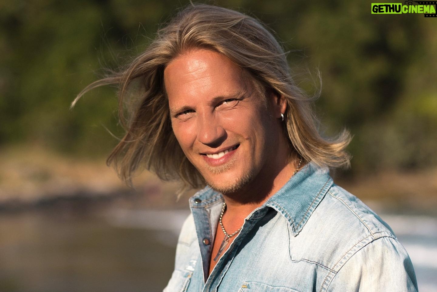 Sami Kuronen - 5.1K Likes - Tänään kahdeksan vuotta siitä kun Temppareiden eka jakso nähtiin TV:ssä.
Ennen kuvausten alkua taisin sanoa, että mikäli onnistumme hyvin saadaan tehdä toinenkin toinen kausi, mutta parhaassakin tapauksessa tällainen formaatti tuskin kantaa kolmea kautta pidemmälle. Nyt 11 kautta ja 242 jaksoa myöhemmin totean ilolla, että välillä on ihanaa olla totaalisen väärässä.
Temppareista tuli valtava ilmiö ja Suomen puhutuin parisuhdereality. Ekalla kaudella syntyivät mm. legendaariset lausahdukset ”kävikö kettu kolossa” ja ”liha on heikkoa”. Pari minuuttia ennen alkujuonnon kuvaamista (kuva2) päätin levittää kädet kun sanon: ”Tämä on Temptation Island Suomi”. Reilun parin kuukauden kuluttua käsiä taas levitellään ja kamera käy.
@tisuomi #tisuomi #tempationisland @nelonen @ruutu