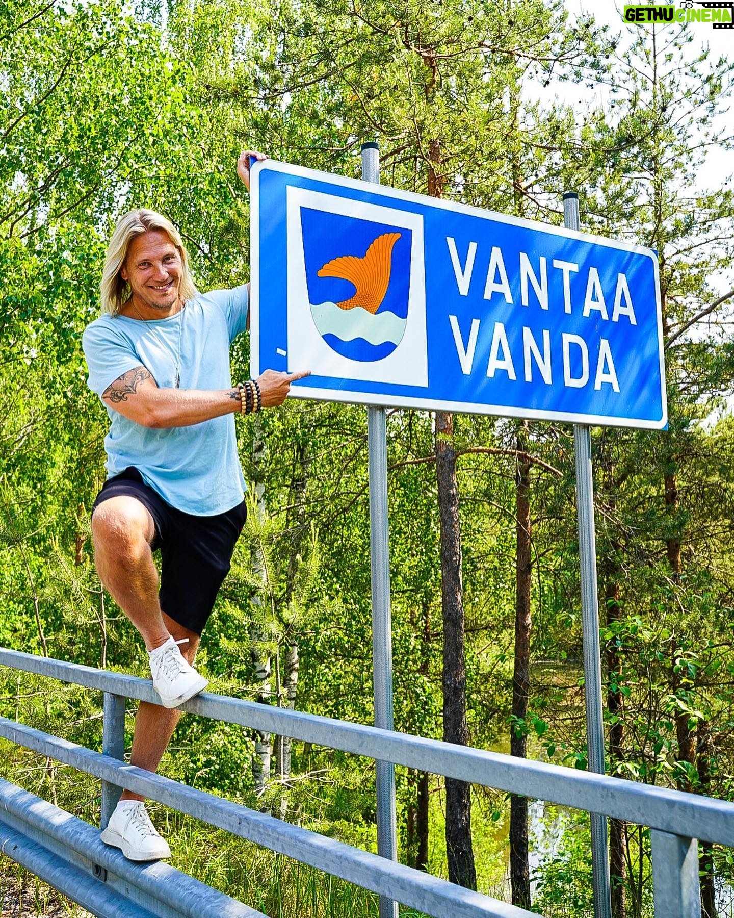 Sami Kuronen - 4.6K Likes - Kaupallinen yhteistyö @vantaankaupunki
Vantaa on mulle ensisijaisesti koti. Vantauduin idylliseen Rajakylään reilu 16 vuotta sitten. Ennätykset mun pitkäaikaisimpana kotina ovat paukkuneet jo aikaa sitten mikä kertoo, että olen viihtynyt.
Mulle oli pääkaupunkiseudulle muuttaessa tärkeää mm. luonnon ja palveluiden läheisyys. Riennot ja rauha. Liikenneyhteyksien mahdollistama lähdön ja kotiinpaluun helppous. Oma piha, sauna ja riittävä määrä neliöitä.
Kun kaikkiin edellä mainittuihin halusin ruksin perään, oli Vantaa hinta-laatusuhteeltaan ylivoimaisesti paras vaihtoehto! Vantaa viehätti myös aitoudellaan.
Viisi vantaavinkkiä kesäksi:
- Tikkurila Festivaali
- Fazerin makeistehdas
- Heureka
- Kuusijärven uimaranta
- Aviapolis ja Suomen ilmailumuseo
#vantauduaitoudelle #vantaa