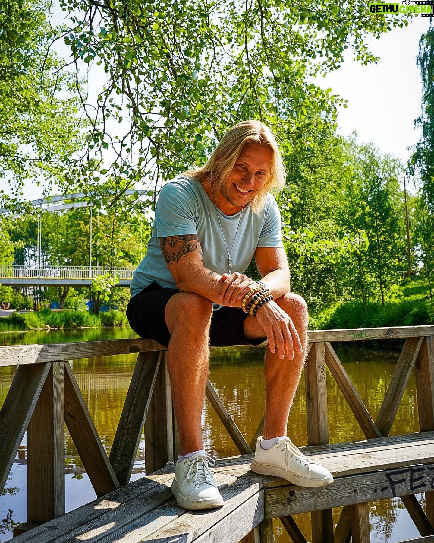 Sami Kuronen - 4.6K Likes - Kaupallinen yhteistyö @vantaankaupunki
Vantaa on mulle ensisijaisesti koti. Vantauduin idylliseen Rajakylään reilu 16 vuotta sitten. Ennätykset mun pitkäaikaisimpana kotina ovat paukkuneet jo aikaa sitten mikä kertoo, että olen viihtynyt.
Mulle oli pääkaupunkiseudulle muuttaessa tärkeää mm. luonnon ja palveluiden läheisyys. Riennot ja rauha. Liikenneyhteyksien mahdollistama lähdön ja kotiinpaluun helppous. Oma piha, sauna ja riittävä määrä neliöitä.
Kun kaikkiin edellä mainittuihin halusin ruksin perään, oli Vantaa hinta-laatusuhteeltaan ylivoimaisesti paras vaihtoehto! Vantaa viehätti myös aitoudellaan.
Viisi vantaavinkkiä kesäksi:
- Tikkurila Festivaali
- Fazerin makeistehdas
- Heureka
- Kuusijärven uimaranta
- Aviapolis ja Suomen ilmailumuseo
#vantauduaitoudelle #vantaa