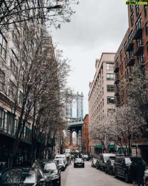 Sami Kuronen Instagram - New York 🗽

Mainos: @tjareborg 
Olin kaupungissa nyt kolmatta kertaa ja uskallan antaa jo muutaman vinkin/suosituksen.

1. Parasta on laittaa aamulla hyvät kengät jalkaan ja lähteä kävelemään pitkin Manhattania. Kaupunki itsessään on nähtävyys ja sen kokee parhaiten kävellen.

2. Manhattanilla on monet kasvot. Time Squaren syke ja värivalot, Greenwich Villagen idyllisyys, Sohon boheemius tai Central Parkin seesteisyys vain muutamina esimerkkeinä. Kaupunginosa ja sen luonne on hyvä huomioida myös hotellivalinnassa. 

3. Metroverkosto on laaja ja toimii hyvin. Metrokortti kanttaa hankkia jos käyttää paljon. Muutaman yksittäisen matkan kuittaa helposti vilauttamalla portilla pankkikorttia.

4. Kaupunki kannattaa nähdä myös ylhäältä alas. Omat näköalasuosikit järjestyksessä: Top Of The Rock, The Summit, Edge. (Empire State Buildingissa en ole käynyt).

5. Muut suositeltavat kohteet: Brooklyn Bridge, 9/11 memorial & museum, Central Park, Soho, Greenwich Village, risteily vapauden patsaalle, Madison Square Garden joko NHL, NBA tai konsertti, musikaalit Broadwaylla, Roosevelt Island Tram, The Highline, Harlem…

6. Syöminen ja juominen on Nykissä lähtökohtaisesti kalliimpaa kuin Suomessa. Pikaruokaa saa suht edullisesti. Runsas aamiainen / brunssi hotellilla tai kivassa kahvilassa, kevyt välipala esim. Delistä   illallinen riittää hyvin ja saat pidettyä kulut jotenkin kurissa.

7. Tipit ja erilaiset verot voivat yllättää. Varsinkaan veroissa ei tunnu olevan mitään selkeä logiikkaa. Kannattaa jättää budjettiin pelivaraa näille.

8. Tällä kertaa löytyi Tjäreborgin kautta hotelliksi WestHouse Hotel. Erinomainen aamupala, loistava sijainti, metropysäkki ulko-oven vieressä ja ystävällinen henkilökunta. Huoneen hintaan lisätään asukasmaksu. n. 50€/henk/yö, jota alkuun ihmettelin, mutta se osoittautui lopulta käteväksi. Sisälsi aamupalan ja tapashenkisen illallisen viineineen ja oluineen. Lisäksi kellon ympäri sai hakea kahvia ja alkoholittomia juomia veloituksetta! Voin suositella!

Videoita ja lisää vinkkejä kohokohdissa💛

Ihan vaan FYI. Kannabis laillistettiin kaupungissa reilu pari vuotta sitten. Marisätkä tuoksuukin lähes jokaisessa kadunkulmassa🤔
#newyork #lomaefekti
