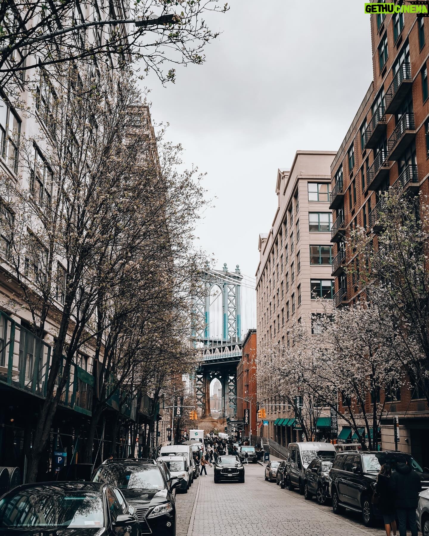 Sami Kuronen - 3.6K Likes - New York 🗽
Mainos: @tjareborg
Olin kaupungissa nyt kolmatta kertaa ja uskallan antaa jo muutaman vinkin/suosituksen.
1. Parasta on laittaa aamulla hyvät kengät jalkaan ja lähteä kävelemään pitkin Manhattania. Kaupunki itsessään on nähtävyys ja sen kokee parhaiten kävellen.
2. Manhattanilla on monet kasvot. Time Squaren syke ja värivalot, Greenwich Villagen idyllisyys, Sohon boheemius tai Central Parkin seesteisyys vain muutamina esimerkkeinä. Kaupunginosa ja sen luonne on hyvä huomioida myös hotellivalinnassa.
3. Metroverkosto on laaja ja toimii hyvin. Metrokortti kanttaa hankkia jos käyttää paljon. Muutaman yksittäisen matkan kuittaa helposti vilauttamalla portilla pankkikorttia.
4. Kaupunki kannattaa nähdä myös ylhäältä alas. Omat näköalasuosikit järjestyksessä: Top Of The Rock, The Summit, Edge. (Empire State Buildingissa en ole käynyt).
5. Muut suositeltavat kohteet: Brooklyn Bridge, 9/11 memorial & museum, Central Park, Soho, Greenwich Village, risteily vapauden patsaalle, Madison Square Garden joko NHL, NBA tai konsertti, musikaalit Broadwaylla, Roosevelt Island Tram, The Highline, Harlem…
6. Syöminen ja juominen on Nykissä lähtökohtaisesti kalliimpaa kuin Suomessa. Pikaruokaa saa suht edullisesti. Runsas aamiainen / brunssi hotellilla tai kivassa kahvilassa, kevyt välipala esim. Delistä illallinen riittää hyvin ja saat pidettyä kulut jotenkin kurissa.
7. Tipit ja erilaiset verot voivat yllättää. Varsinkaan veroissa ei tunnu olevan mitään selkeä logiikkaa. Kannattaa jättää budjettiin pelivaraa näille.
8. Tällä kertaa löytyi Tjäreborgin kautta hotelliksi WestHouse Hotel. Erinomainen aamupala, loistava sijainti, metropysäkki ulko-oven vieressä ja ystävällinen henkilökunta. Huoneen hintaan lisätään asukasmaksu. n. 50€/henk/yö, jota alkuun ihmettelin, mutta se osoittautui lopulta käteväksi. Sisälsi aamupalan ja tapashenkisen illallisen viineineen ja oluineen. Lisäksi kellon ympäri sai hakea kahvia ja alkoholittomia juomia veloituksetta! Voin suositella!
Videoita ja lisää vinkkejä kohokohdissa💛
Ihan vaan FYI. Kannabis laillistettiin kaupungissa reilu pari vuotta sitten. Marisätkä tuoksuukin lähes jokaisessa kadunkulmassa🤔
#newyork #lomaefekti