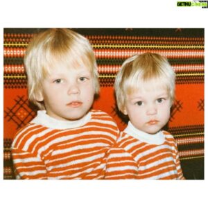 Sami Kuronen Instagram - Noin 40 vuotta myöhemmin. Välissä elämä.
@apulehti teki meistä kesällä veljeshaastattelun ja halusi uusintaoton jostain lapsuuskuvasta. Idea oli hauska ja kokonaisuus löytyy tammikuussa printistä, mutta jo nyt Apu360-sovelluksesta (maksumuuri)
@kurosenpasi