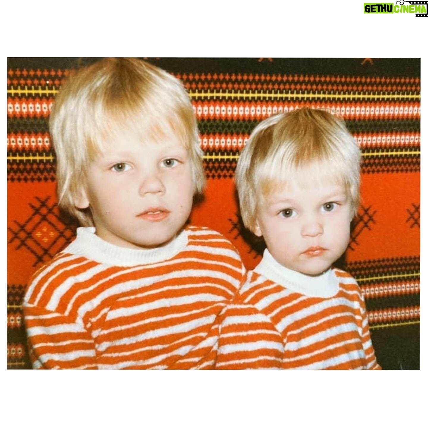 Sami Kuronen - 6.2K Likes - Noin 40 vuotta myöhemmin. Välissä elämä.
@apulehti teki meistä kesällä veljeshaastattelun ja halusi uusintaoton jostain lapsuuskuvasta. Idea oli hauska ja kokonaisuus löytyy tammikuussa printistä, mutta jo nyt Apu360-sovelluksesta (maksumuuri)
@kurosenpasi