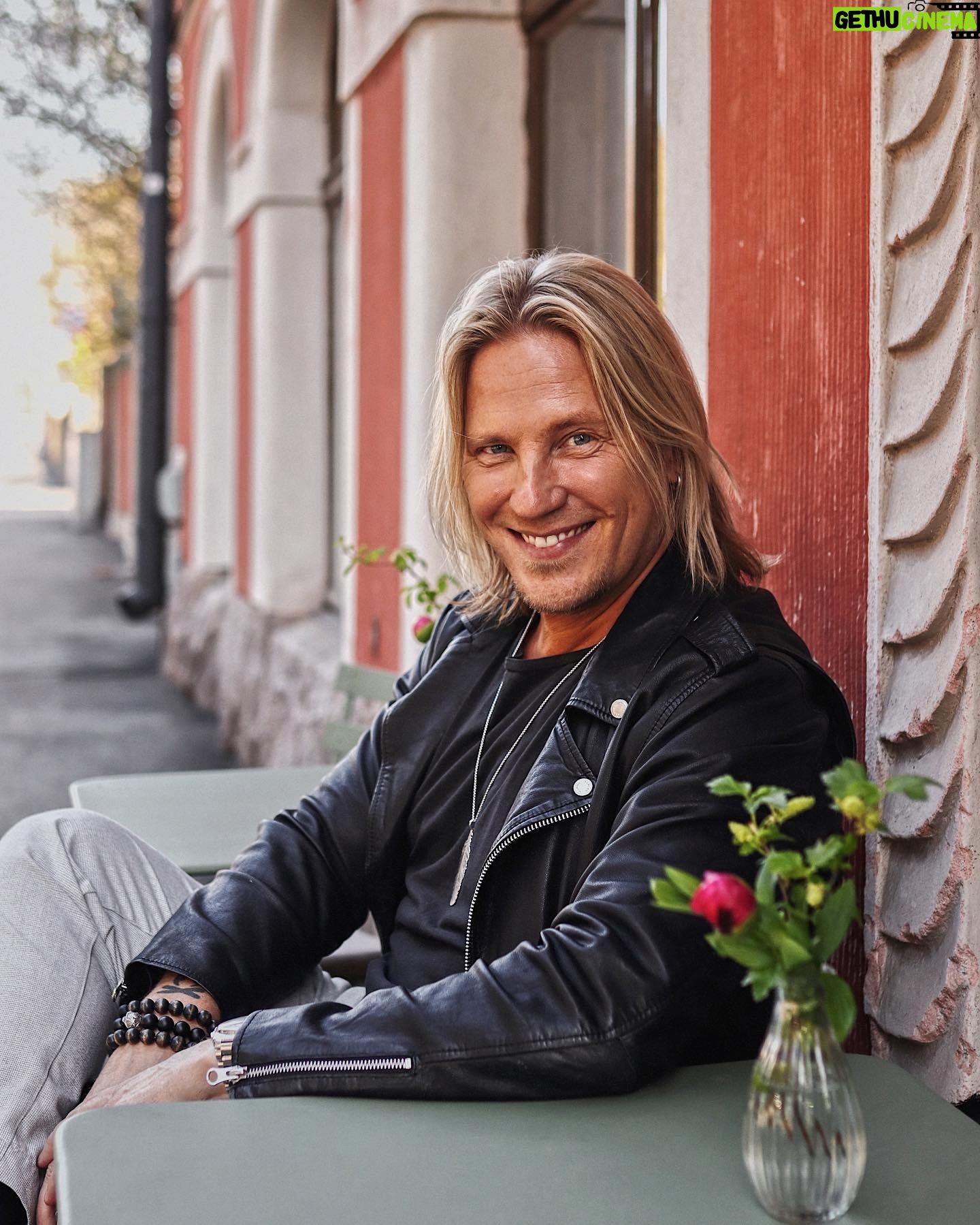 Sami Kuronen - 4.6K Likes - Taas mennään! Kun kesällä 2014 sain puhelinsoiton ja kysyttiin kiinnostaisiko lähteä juontamaan Temptation Island nimistä ohjelmaa, en voinut kuvitella kuinka iso ilmiö siitä tulisi kasvamaan. Ajattelin, että parhaassakin tapauksessa se voisi työllistää mua pari kolme kautta. Nyt yhdeksän vuotta ja 242 jaksoa myöhemmin istun jälleen lentokoneessa, jännittäen ihan samalla tavalla kuin jokaisen kauden alla. Odottaen innolla mitähän tästä tällä kertaa tulee. Ilmeisesti ihan hyvä on tullut kun iltanuotion tulia sytytellään taas!
Syssymmällä videot julki!
@tisuomi @nelonen @ruutu #tis12
📷: @allianttila