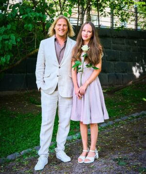 Sami Kuronen Instagram - Rakas tyttäreni Oona ❤️
Tunteet oli pinnassa koko päivän enkä selvinnyt kyynelittä. Hurjan ylpeä susta tänäänkin!
Onnea ripille pääsystä🥂
#konfirmaatio #rippijuhlat
📷: @kurosenpasi
