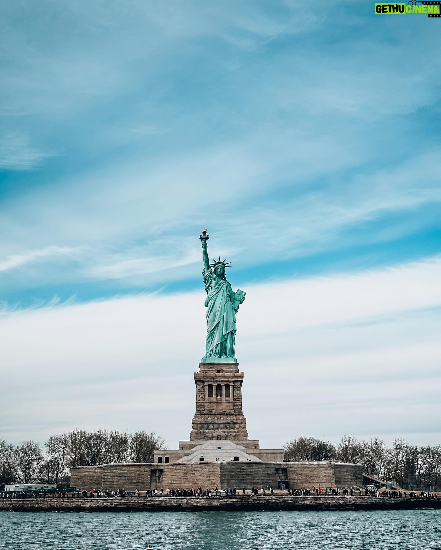 Sami Kuronen - 3.6K Likes - New York 🗽
Mainos: @tjareborg
Olin kaupungissa nyt kolmatta kertaa ja uskallan antaa jo muutaman vinkin/suosituksen.
1. Parasta on laittaa aamulla hyvät kengät jalkaan ja lähteä kävelemään pitkin Manhattania. Kaupunki itsessään on nähtävyys ja sen kokee parhaiten kävellen.
2. Manhattanilla on monet kasvot. Time Squaren syke ja värivalot, Greenwich Villagen idyllisyys, Sohon boheemius tai Central Parkin seesteisyys vain muutamina esimerkkeinä. Kaupunginosa ja sen luonne on hyvä huomioida myös hotellivalinnassa.
3. Metroverkosto on laaja ja toimii hyvin. Metrokortti kanttaa hankkia jos käyttää paljon. Muutaman yksittäisen matkan kuittaa helposti vilauttamalla portilla pankkikorttia.
4. Kaupunki kannattaa nähdä myös ylhäältä alas. Omat näköalasuosikit järjestyksessä: Top Of The Rock, The Summit, Edge. (Empire State Buildingissa en ole käynyt).
5. Muut suositeltavat kohteet: Brooklyn Bridge, 9/11 memorial & museum, Central Park, Soho, Greenwich Village, risteily vapauden patsaalle, Madison Square Garden joko NHL, NBA tai konsertti, musikaalit Broadwaylla, Roosevelt Island Tram, The Highline, Harlem…
6. Syöminen ja juominen on Nykissä lähtökohtaisesti kalliimpaa kuin Suomessa. Pikaruokaa saa suht edullisesti. Runsas aamiainen / brunssi hotellilla tai kivassa kahvilassa, kevyt välipala esim. Delistä illallinen riittää hyvin ja saat pidettyä kulut jotenkin kurissa.
7. Tipit ja erilaiset verot voivat yllättää. Varsinkaan veroissa ei tunnu olevan mitään selkeä logiikkaa. Kannattaa jättää budjettiin pelivaraa näille.
8. Tällä kertaa löytyi Tjäreborgin kautta hotelliksi WestHouse Hotel. Erinomainen aamupala, loistava sijainti, metropysäkki ulko-oven vieressä ja ystävällinen henkilökunta. Huoneen hintaan lisätään asukasmaksu. n. 50€/henk/yö, jota alkuun ihmettelin, mutta se osoittautui lopulta käteväksi. Sisälsi aamupalan ja tapashenkisen illallisen viineineen ja oluineen. Lisäksi kellon ympäri sai hakea kahvia ja alkoholittomia juomia veloituksetta! Voin suositella!
Videoita ja lisää vinkkejä kohokohdissa💛
Ihan vaan FYI. Kannabis laillistettiin kaupungissa reilu pari vuotta sitten. Marisätkä tuoksuukin lähes jokaisessa kadunkulmassa🤔
#newyork #lomaefekti