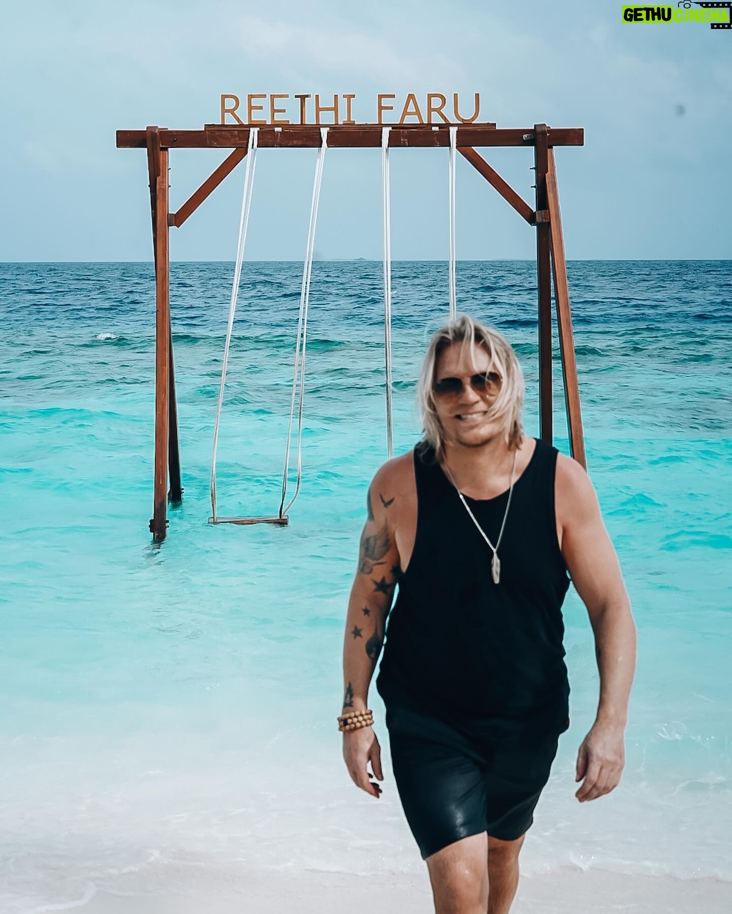 Sami Kuronen - 6.7K Likes - Malediivit 🩵
Yhteistyössä @tjareborg
Kysymykseen mikä olisi sun unelmien lomakohde oon ainakin 15 vuotta vastannut Malediivit!
Olen ajatellut sitä once in a lifetime-kokemuksena ja odottanut sopivaa hetkeä unelman toteuttamiselle. Täytän reilun viikon kuluttua 50 ja päätin, että nyt on elämäni matkan aika!
Kahden päivän kokemuksella voin sanoa, että kohde on juuri niin ihana kuin olen aina ajatellut ja jos mahdollista, vielä enemmän. Voisi sanoa, että ihan älytön 😍
#lomaefekti #tjäreborg #reethifaru #maledives #dreamcometrue @reethifaru