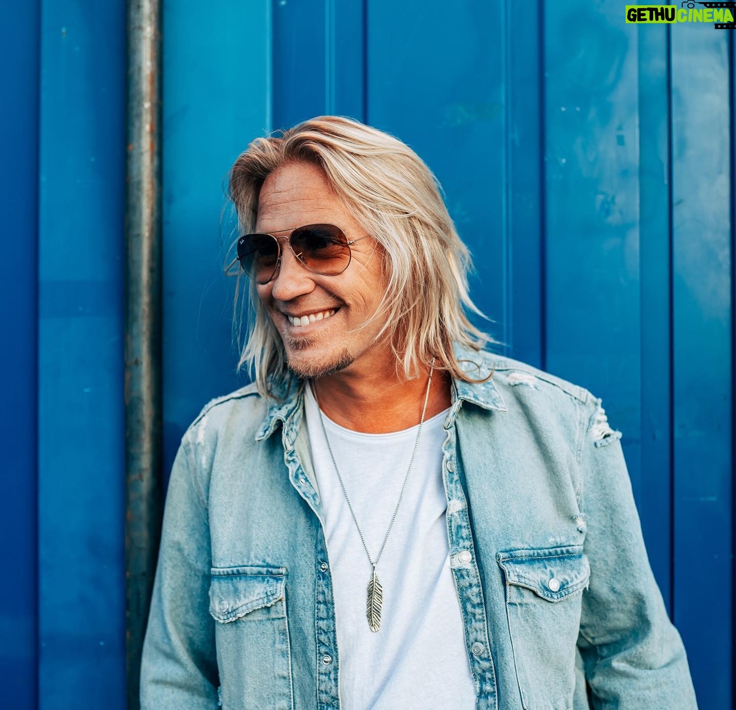 Sami Kuronen - 2.9K Likes - Oma elämä on ollut jo pidempään säännöllisen epäsäännöllistä.
Työt ja vapaa-aika sekoittuvat tavalla ettei usein tiedä mikä viikonpäivä on. Viikonloppujen merkitys on muuttunut ja maanantait eivät aiheuta stressiä.
Yrittäjyyden tuoma vapaus - siitä olen oppinut nauttimaan.
Silti kaikessa tässä epäsäännöllisyydessä on arki ja sen tuomat rutiinit. Ne tekevät pikkuhiljaa tuloaan. Hyvä niin!
📷: @attemalaska