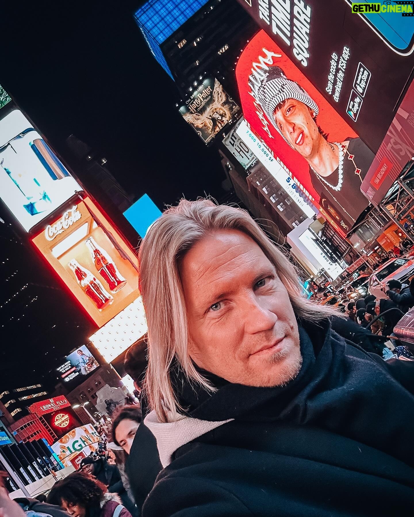 Sami Kuronen - 3.6K Likes - New York 🗽
Mainos: @tjareborg
Olin kaupungissa nyt kolmatta kertaa ja uskallan antaa jo muutaman vinkin/suosituksen.
1. Parasta on laittaa aamulla hyvät kengät jalkaan ja lähteä kävelemään pitkin Manhattania. Kaupunki itsessään on nähtävyys ja sen kokee parhaiten kävellen.
2. Manhattanilla on monet kasvot. Time Squaren syke ja värivalot, Greenwich Villagen idyllisyys, Sohon boheemius tai Central Parkin seesteisyys vain muutamina esimerkkeinä. Kaupunginosa ja sen luonne on hyvä huomioida myös hotellivalinnassa.
3. Metroverkosto on laaja ja toimii hyvin. Metrokortti kanttaa hankkia jos käyttää paljon. Muutaman yksittäisen matkan kuittaa helposti vilauttamalla portilla pankkikorttia.
4. Kaupunki kannattaa nähdä myös ylhäältä alas. Omat näköalasuosikit järjestyksessä: Top Of The Rock, The Summit, Edge. (Empire State Buildingissa en ole käynyt).
5. Muut suositeltavat kohteet: Brooklyn Bridge, 9/11 memorial & museum, Central Park, Soho, Greenwich Village, risteily vapauden patsaalle, Madison Square Garden joko NHL, NBA tai konsertti, musikaalit Broadwaylla, Roosevelt Island Tram, The Highline, Harlem…
6. Syöminen ja juominen on Nykissä lähtökohtaisesti kalliimpaa kuin Suomessa. Pikaruokaa saa suht edullisesti. Runsas aamiainen / brunssi hotellilla tai kivassa kahvilassa, kevyt välipala esim. Delistä illallinen riittää hyvin ja saat pidettyä kulut jotenkin kurissa.
7. Tipit ja erilaiset verot voivat yllättää. Varsinkaan veroissa ei tunnu olevan mitään selkeä logiikkaa. Kannattaa jättää budjettiin pelivaraa näille.
8. Tällä kertaa löytyi Tjäreborgin kautta hotelliksi WestHouse Hotel. Erinomainen aamupala, loistava sijainti, metropysäkki ulko-oven vieressä ja ystävällinen henkilökunta. Huoneen hintaan lisätään asukasmaksu. n. 50€/henk/yö, jota alkuun ihmettelin, mutta se osoittautui lopulta käteväksi. Sisälsi aamupalan ja tapashenkisen illallisen viineineen ja oluineen. Lisäksi kellon ympäri sai hakea kahvia ja alkoholittomia juomia veloituksetta! Voin suositella!
Videoita ja lisää vinkkejä kohokohdissa💛
Ihan vaan FYI. Kannabis laillistettiin kaupungissa reilu pari vuotta sitten. Marisätkä tuoksuukin lähes jokaisessa kadunkulmassa🤔
#newyork #lomaefekti