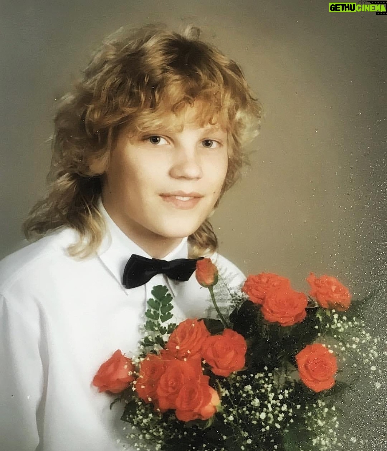 Sami Kuronen - 4.2K Likes - Tällä kuvan jantterilla ei ollut harmainta hajuakaan mihin elämä vielä vie! Hetki sitten, aika tarkkaan 35 vuotta myöhemmin hän luovutti kustantajalle lopullisen version elämäkerrastaan! Tuntuu samaan aikaan hurjalta ja vapauttavalta! Kiitos @anikellomaki mielettömästä duunista kirjan kanssa ❤️
Miksi juuri tämä kuva? Oma tyttäreni Oona pääsee viikonloppuna ripille ja oon hänestä suunnattoman ylpeä. Kunpa olisin vielä näkemässä missä hän on 35 vuoden päästä!
Sami Kuronen - Kahden kesken kaupoissa ja äänikirjana 28.8.2024
#kahdenkesken @otavankirjat