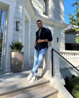 Samir Benzema Instagram - J’enfile un look @spartoogram et je vous présente la bâche @dustcoverforcars devant le magnifique hôtel @hotelspavillacastellane 🏎️ 😍

#urus #lambo #works #audisport #rs6abt #rs4 #rs5 #taycan #audirs6abt #huracan #812 #458 #991 #cayenne #audirs6 #taycan4s #rs6 #abt #panamera #turbo #ferrari #cayennecoupe #cayenne #gts #992turbos #youtube
#bmw #porsche

🎥 @brandscallyou