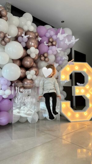 Samir Benzema Instagram - Je prendrai toutes les épines  pour que tu es la vie la plus douce possible, joyeux 3 eme anniversaire ma fille je t’aime ! On t’aime ! @melanicouronne ❤️ | merci à @_maisonevent_ pour cette superbe Organisation de 3 ans de notre fille  21/01 🙏🏼 #birthday #birthdaygirl