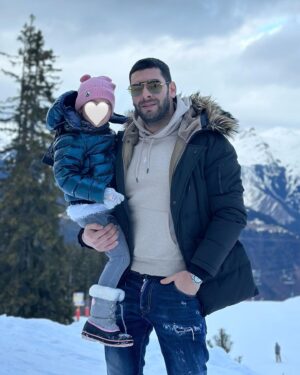 Samir Benzema Instagram - 🤜🏼 2024 🤛🏼 

Tous mes vœux pour cette nouvelle année ! 🤝

( total look @spartoogram ) ❄️ 

#courchevel #spartoogram