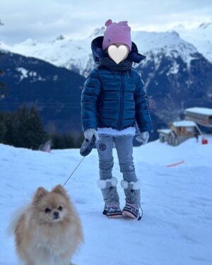 Samir Benzema Instagram - 🤜🏼 2024 🤛🏼 

Tous mes vœux pour cette nouvelle année ! 🤝

( total look @spartoogram ) ❄️ 

#courchevel #spartoogram