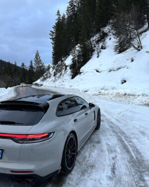 Samir Benzema Instagram - 🤜🏼 2024 🤛🏼 

Tous mes vœux pour cette nouvelle année ! 🤝

( total look @spartoogram ) ❄️ 

#courchevel #spartoogram