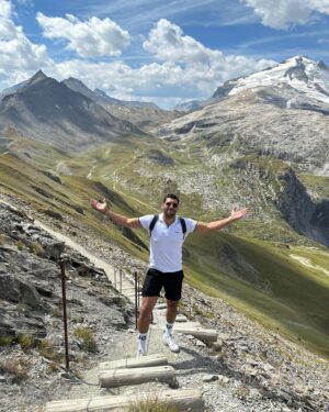 Samir Benzema Instagram - Même à 2600 mètres d’altitude  on garde le style avec @spartoogram 📍

Bon j’ai quand même fini avec une cheville en moins 😫😝😂

#destination #tignes #randonee #marche #nature #montagne