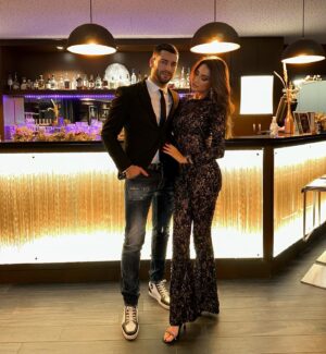 Samir Benzema Instagram - 2023 start with you💋💋💋💋
Une année de plus à tes côtés, une année qui nous soude encore plus que jamais, c’est vrai qu’on a pas publié beaucoup de photos de nous cette année mais on était occupé à construire notre famille et dieu sait que c’est ça la vraie vie. Merci pour tout ce que tu fais. 
2023 peut commencer 
Je t’aime ❤️