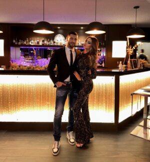 Samir Benzema Instagram - 2023 start with you💋💋💋💋
Une année de plus à tes côtés, une année qui nous soude encore plus que jamais, c’est vrai qu’on a pas publié beaucoup de photos de nous cette année mais on était occupé à construire notre famille et dieu sait que c’est ça la vraie vie. Merci pour tout ce que tu fais. 
2023 peut commencer 
Je t’aime ❤️