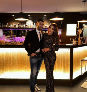 Samir Benzema Instagram - 2023 start with you💋💋💋💋
Une année de plus à tes côtés, une année qui nous soude encore plus que jamais, c’est vrai qu’on a pas publié beaucoup de photos de nous cette année mais on était occupé à construire notre famille et dieu sait que c’est ça la vraie vie. Merci pour tout ce que tu fais. 
2023 peut commencer 
Je t’aime ❤️