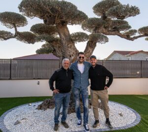 Samir Benzema Instagram - Installer un Olivier de 4 m de haut sur 6 m de large c’est fais 😍📍 Un grand merci à la société @un_jour_un_olivier 
Sans qui se projet n’aurait pas été possible. 

C’est bien   que des simples pépinières, vous avez des gens passionnés qui sauront vous conseiller pour vos projets et aménagements d’extérieurs. 

Ils ont des arbres d’exception que vous ne retrouverez nulle part ailleurs 

Un grand merci à vous ❤️

#olivier #pepiniere #home #sun