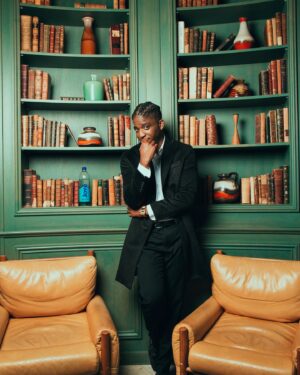 Samuel Arnold Instagram - Quenching my thirst for knowledge with literature, and sating my need for hydration with @drinkjove. 📚💧 #ThirstForKnowledge #StayHydrated

Photo: @splendidevisuel 
Styling: @la_haut_ 
Hair: @meea_art @jaysbarberparis 
Makeup: @sarahdamakeupartist 
Location: @thehoxtonhotel