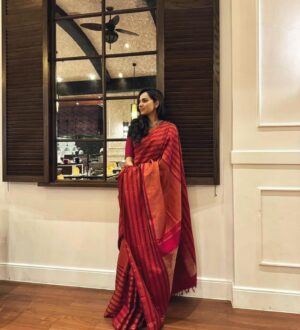 Samvrutha Sunil Instagram - All dressed up for @nandan_meera‘s wedding reception! Wishing Meera and Sreeju a very happy married life! ♥️ 

Makeup and Draping - Self
Hair - Seema Chechi @seema_make.up 
Saree - A 12 year old saree which was in my wedding trousseau put together by my Mother-in-law. 
Jewellery - From my personal collection 
Picture credits - Aki and Achu